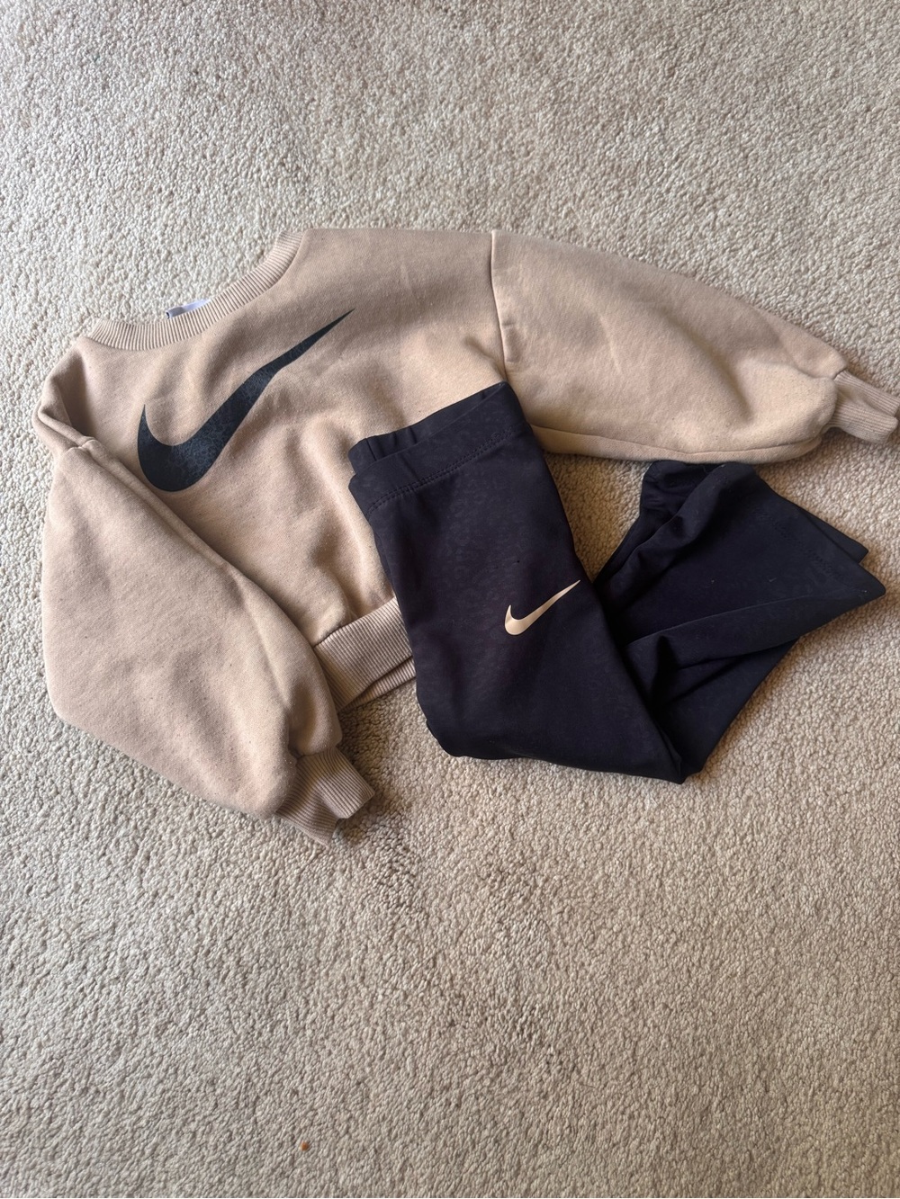 Nike 2-Piece Sweater & Leggings Set Size 2T Beige/Black